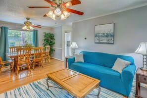 Smart-TV, DVD-spiller og bøker