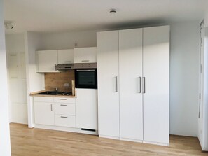 Fridge, oven, stovetop, coffee/tea maker - Live like at home - Ready to Live in A38 (Nürnberg)