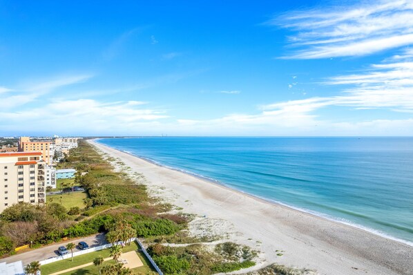 En la playa, camastros y toallas de playa 