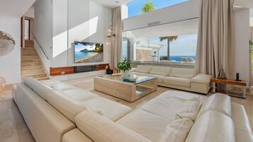 Smart-TV, Kamin, Videospiele, DVD-Player