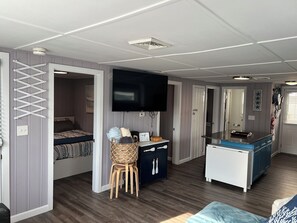 3 bedrooms, WiFi - Plum Place - Dog Friendly, Steps from the beach (Hampton)