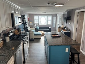 Private kitchen - Plum Place - Dog Friendly, Steps from the beach (Hampton)