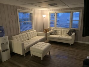 TV - Plum Place - Dog Friendly, Steps from the beach (Hampton)