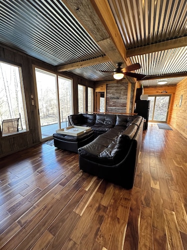 BEST CABIN EVER!-IN THE WOODS-SUPER CLEAN-HOT TUB-PAVED ROAD-NATURAL BRIDGE PARK
