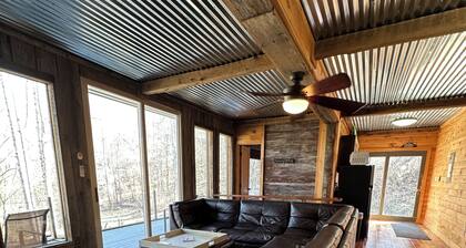 BEST CABIN EVER!-IN THE WOODS-SUPER CLEAN-HOT TUB-PAVED ROAD-NATURAL BRIDGE PARK