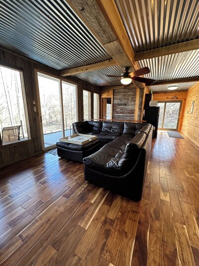 BEST CABIN EVER!-IN THE WOODS-SUPER CLEAN-HOT TUB-PAVED ROAD-NATURAL BRIDGE PARK
