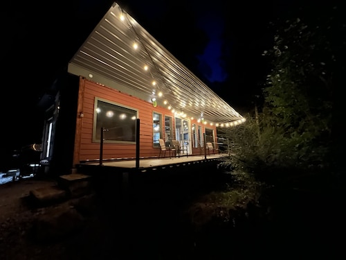 The WOODS Shipping Container Cabin-High Speed WiFi!-Hot Tub!-Covered Deck!-RELAX