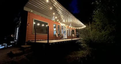 The WOODS Shipping Container Cabin-High Speed WiFi!-Hot Tub!-Covered Deck!-RELAX