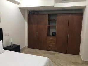 1 chambre, fer et planche à repasser, accès au Wi-Fi (inclus)