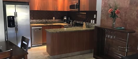 Refrigerador, microondas, horno, placa de cocina