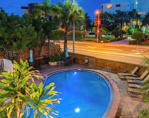 A heated pool - ⛱️ BBR #6, Steps to the Beach, Heated Pool w/Full Kitchen & 3 Beds! (Treasure Island)