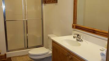 Secador de pelo, toallas, jabón, shampoo