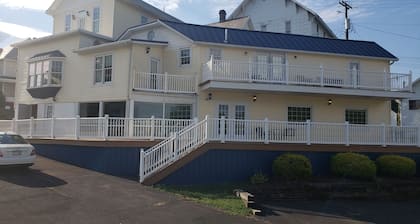 Historic Hardware Inn with River Views: Suite 103