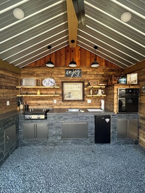 Frigorífico, microondas, horno y placa de cocina