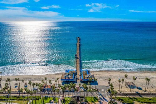 Cheerful condo with a pool, high-speed WiFi & private gas grill