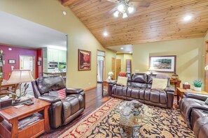 TV, fireplace, DVD player, books - Private Dock: 'The River House' in Heber Springs! (Heber Springs)