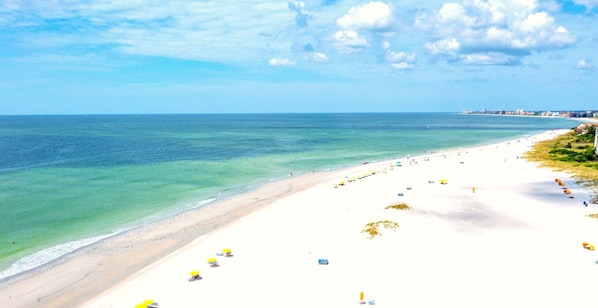 Beach nearby - 🏖️ BBR #5, Steps to the Beach, Heated Pool w/Full Kitchen & 2 Beds! (Treasure Island)