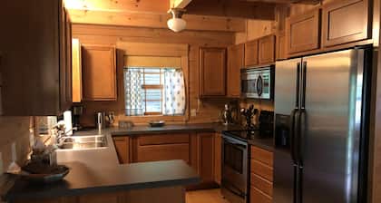 Beautiful Log Lake Cabin- Saugatuck