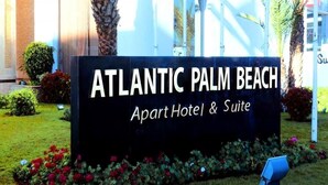 A sign for the Atlantic Palm Beach Apart Hotel & Suite. - Atlantic Palm Beach Aparthotel 5170 (Agadir)