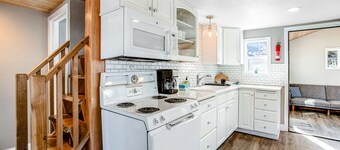 Adorable, dog-friendly hideaway w/ free WiFi, private washer/dryer, & firepit