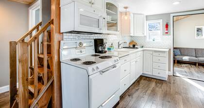 Adorable, dog-friendly hideaway w/ free WiFi, private washer/dryer, & firepit