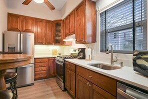 雪櫃、微波爐、焗爐、爐具