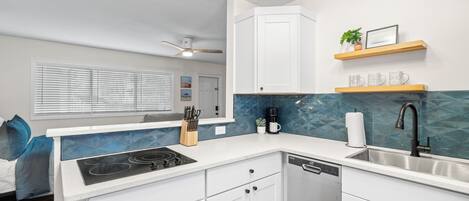 Een koelkast, een magnetron, een kookplaat, een vaatwasser