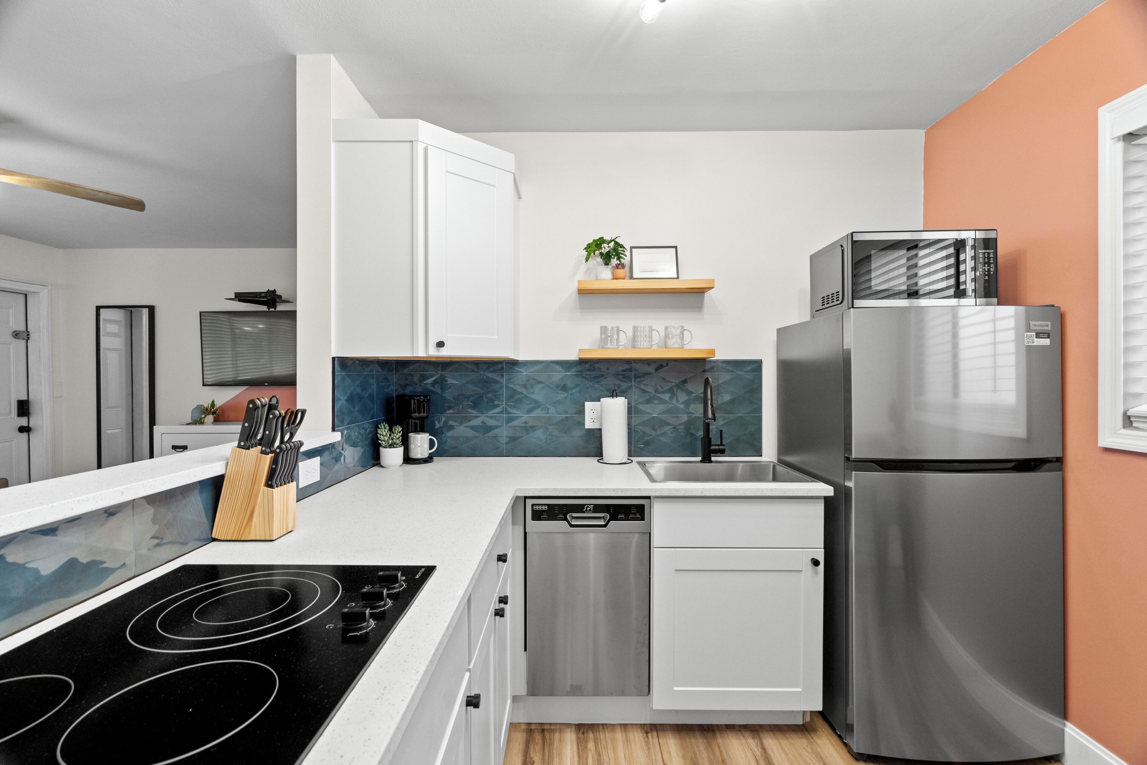 Fridge, microwave, stovetop, dishwasher