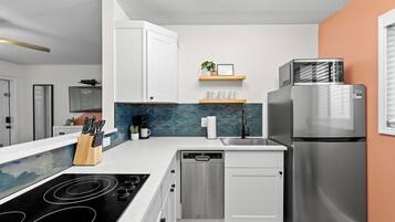 Fridge, microwave, stovetop, dishwasher