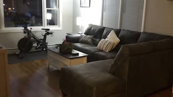 Een televisie, een open haard en een stereo