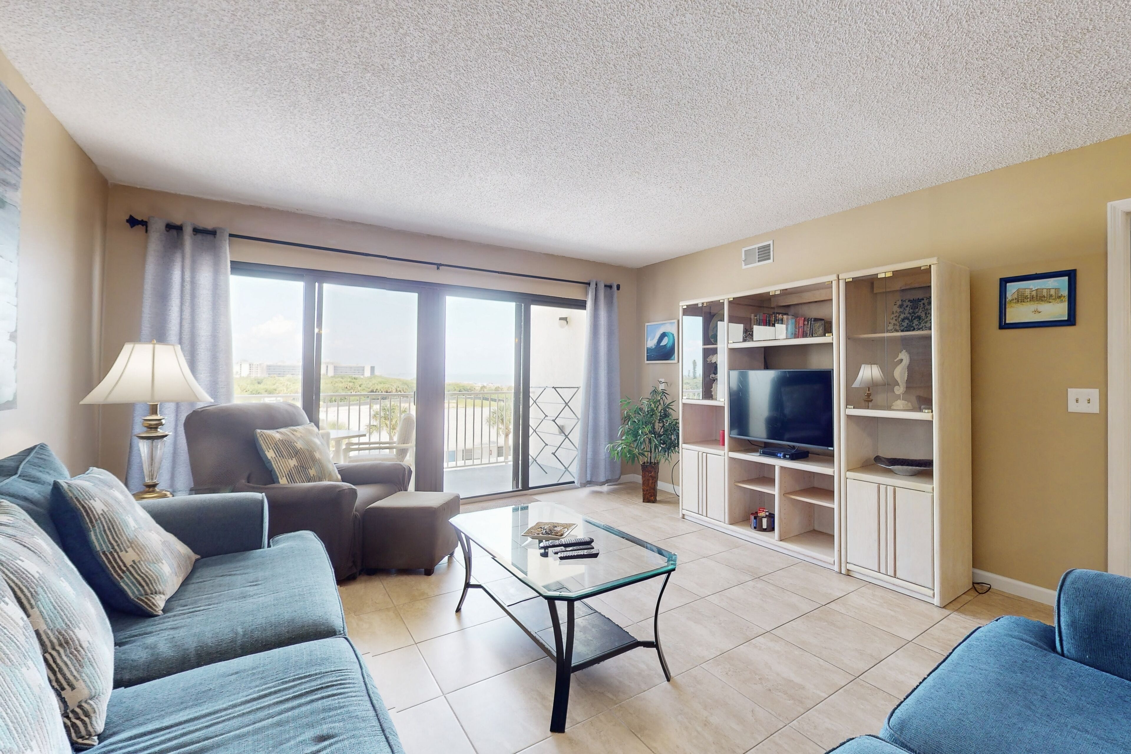Oceanfront condo with pool & hot tub, fast WiFi & W/D