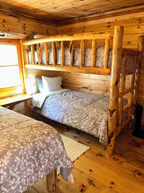 1 bedroom, WiFi, bed sheets - Great vacation getaway on premier lake!! (Hayward)