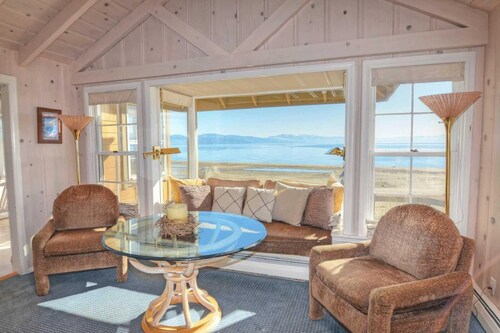 Lakeview in Charming Complex, Sauna, Sandy Beach, shared Deck & Dog Friendly by Tahoe Time VR