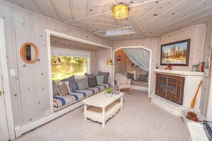 Televisión y chimenea 