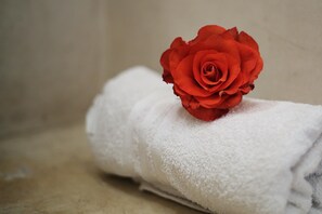 A white towel with a red rose placed on top. - Riad 34 (Marrakech)