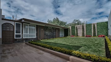 Dobbeltrom – executive, 1 dobbeltseng, tilpasset bevegelseshemmede, hageutsikt | Terrasse/patio