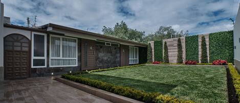 Executive-dobbeltværelse - 1 dobbeltseng - tilpasset personer med nedsat mobilitet - udsigt til have | Terrasse/gårdhave