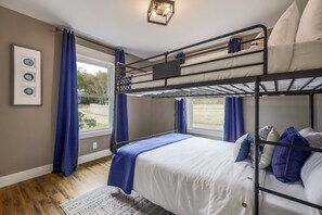 4 bedrooms, iron/ironing board, WiFi