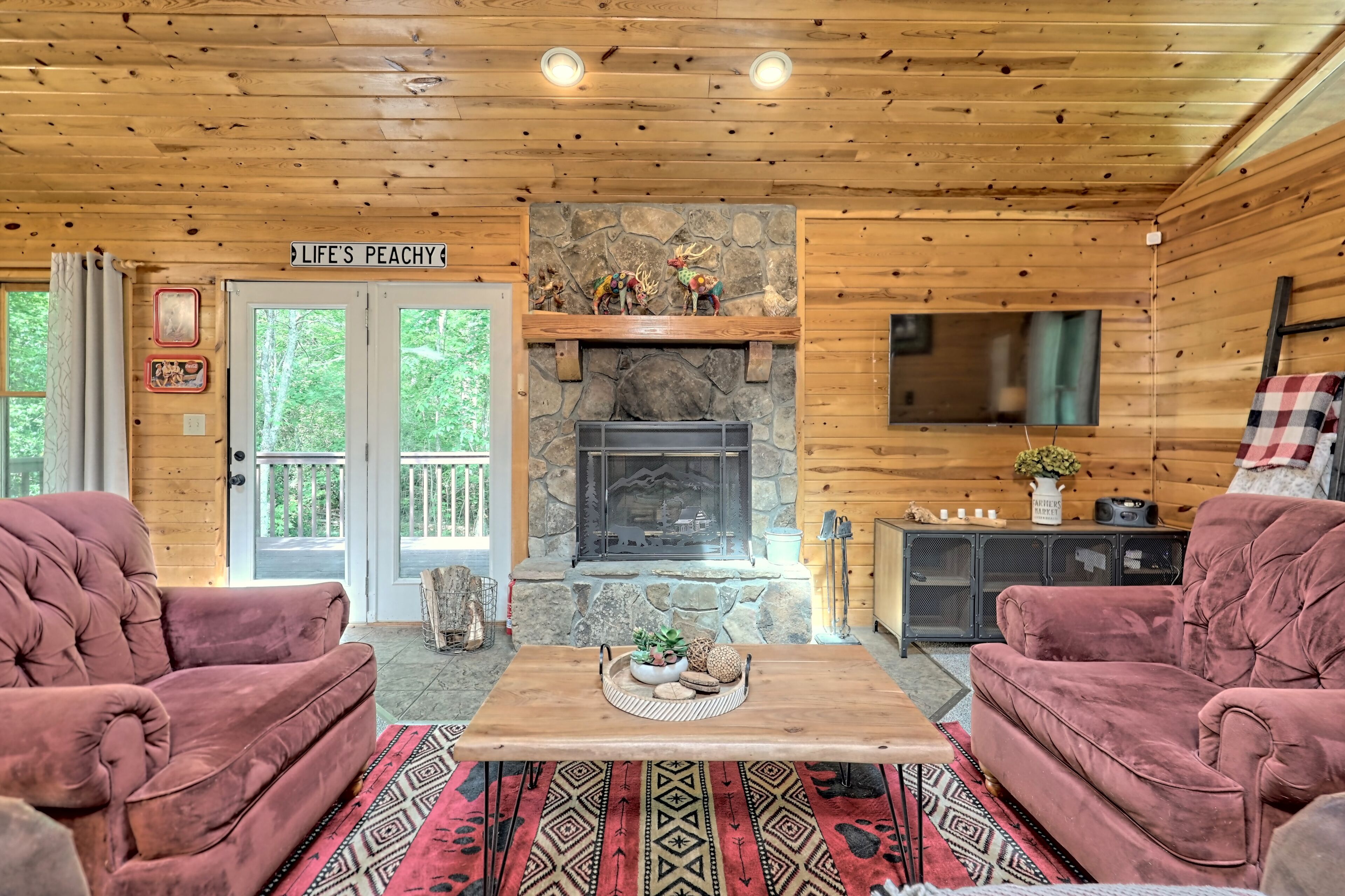 Smart TV, fireplace