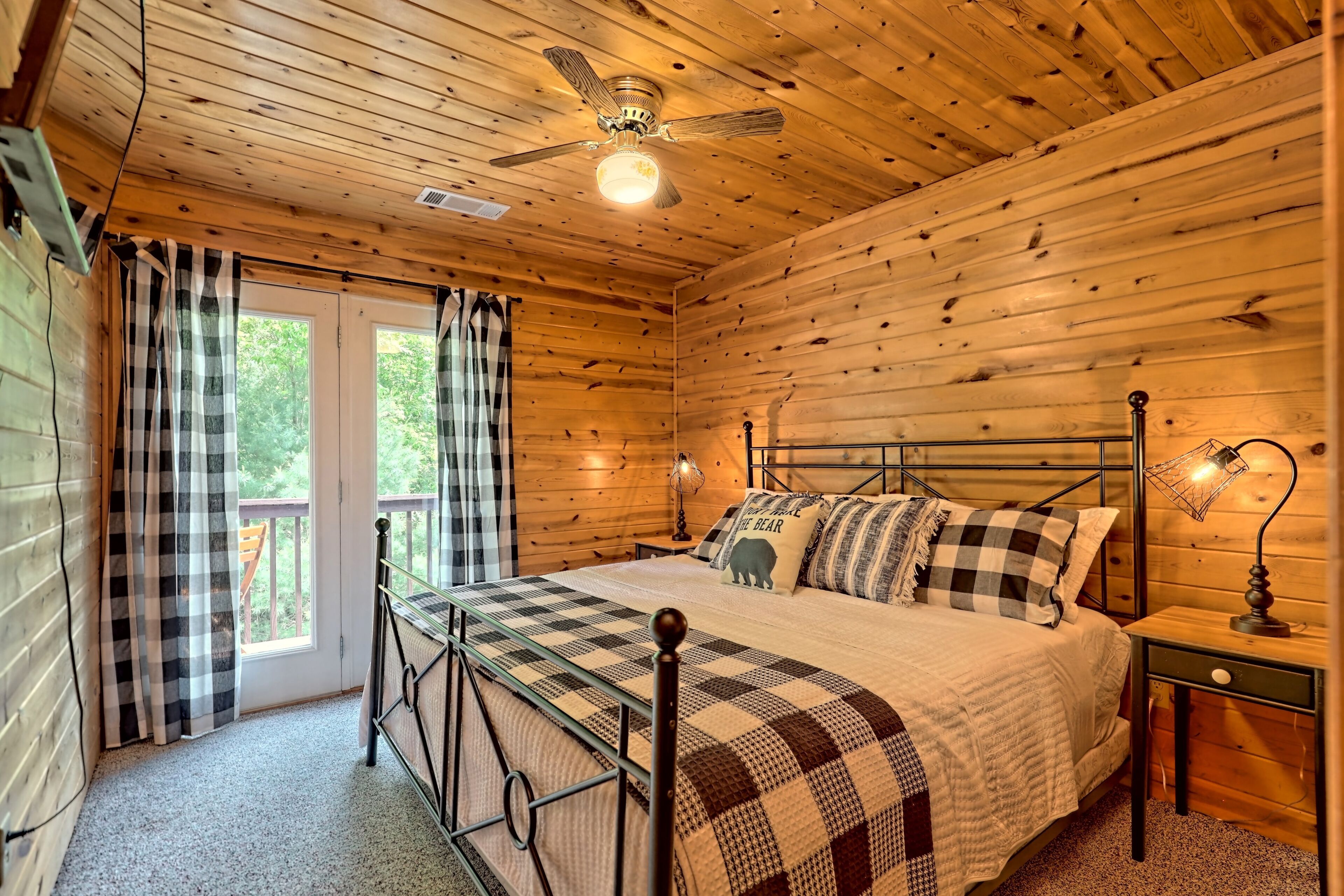 5 bedrooms, iron/ironing board, free WiFi, bed sheets