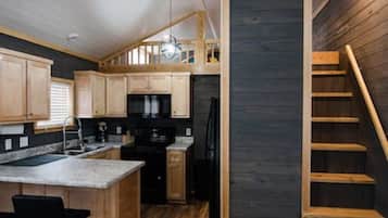 Full-size fridge, microwave, oven, stovetop