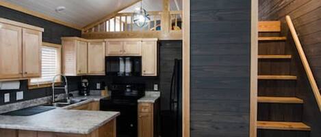 Täysikokoinen jääkaappi, mikroaaltouuni, uuni, liesi