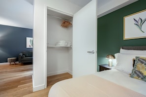 1 dormitorio, tabla de planchar con plancha, wifi y ropa de cama