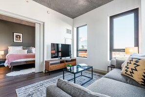 1 bedroom, iron/ironing board, WiFi, bed sheets - Hip 1BR, Kendall Square, Gym, Doorman, walk to MIT by Blueground (Cambridge)