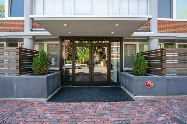 Exterior detail - Spacious Harvard Square 2BR w/ W/D near Redline by Blueground (Cambridge)