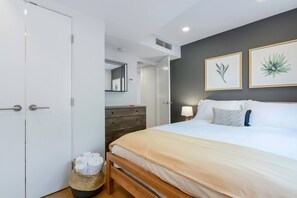 2 bedrooms, iron/ironing board, WiFi, bed sheets - Spacious Harvard Square 2BR w/ W/D near Redline by Blueground (Cambridge)