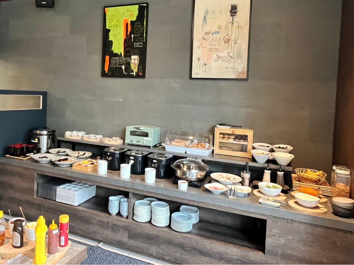 Ein reichhaltiges Buffet mit verschiedenen Speisen und Beilagen.