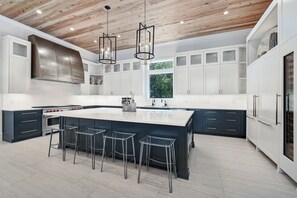 Kjøleskap, mikrobølgeovn, ovn og oppvaskmaskin