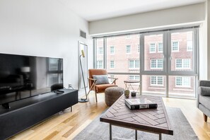 Télévision, chaîne hi-fi, espaces bureaux