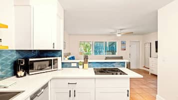 Fridge, microwave, stovetop, dishwasher